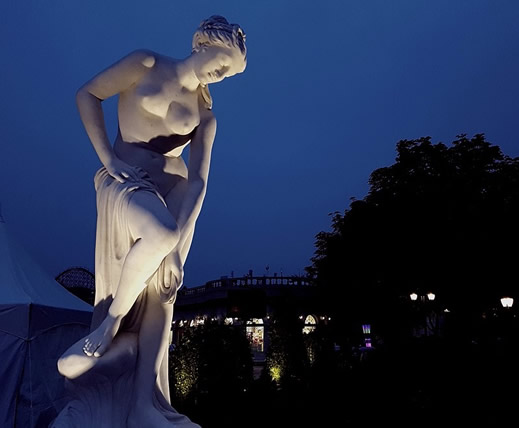 Gartenstatue-mit-Licht-angestrahlt