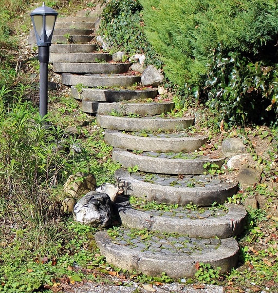 steinstufen-im-garten